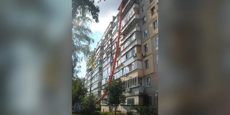 У Броварах відновлюють дах будинку після шахедної атаки